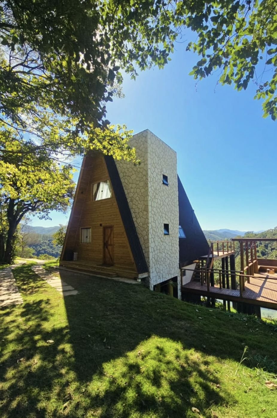 Fachada da cabana com torre de pedra