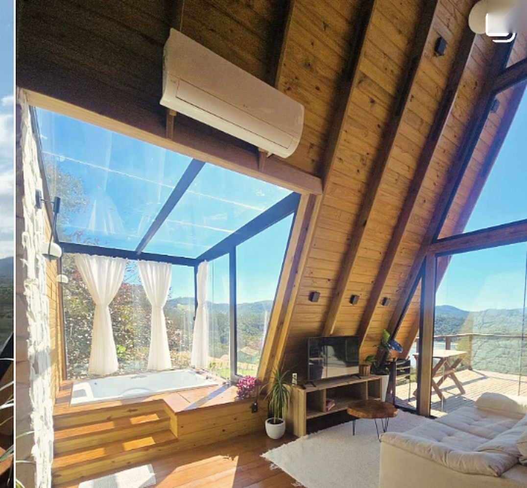 Sala com pé-direito alto e a hidro sob o teto de vidro